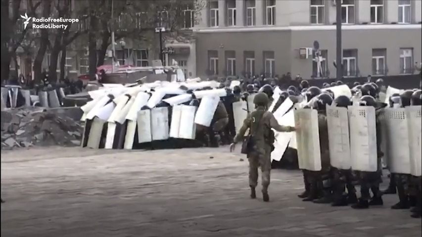 Video ukazuje tvrdé zásahy policie proti těm, kteří už nechtějí restrikce